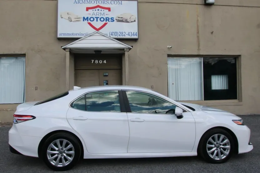 2020 Toyota Camry LE photo 1