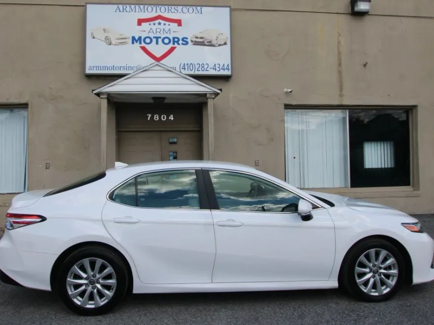 2020 Toyota Camry LE photo 1