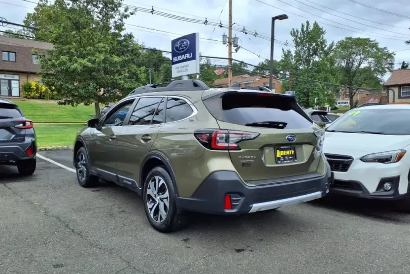2022 Subaru Outback Limited photo 1