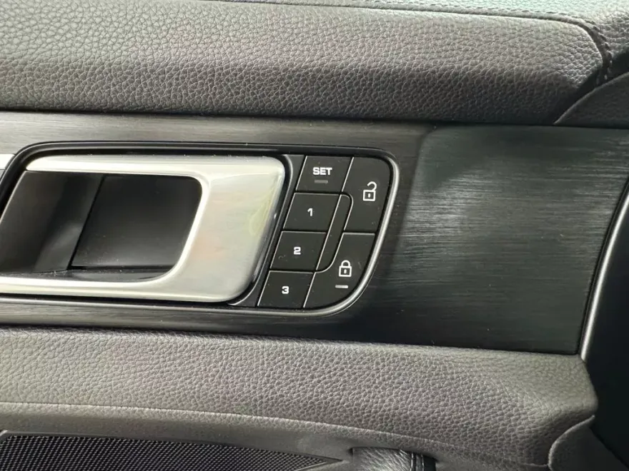 2023 Porsche Panamera 4 Platinum photo 27