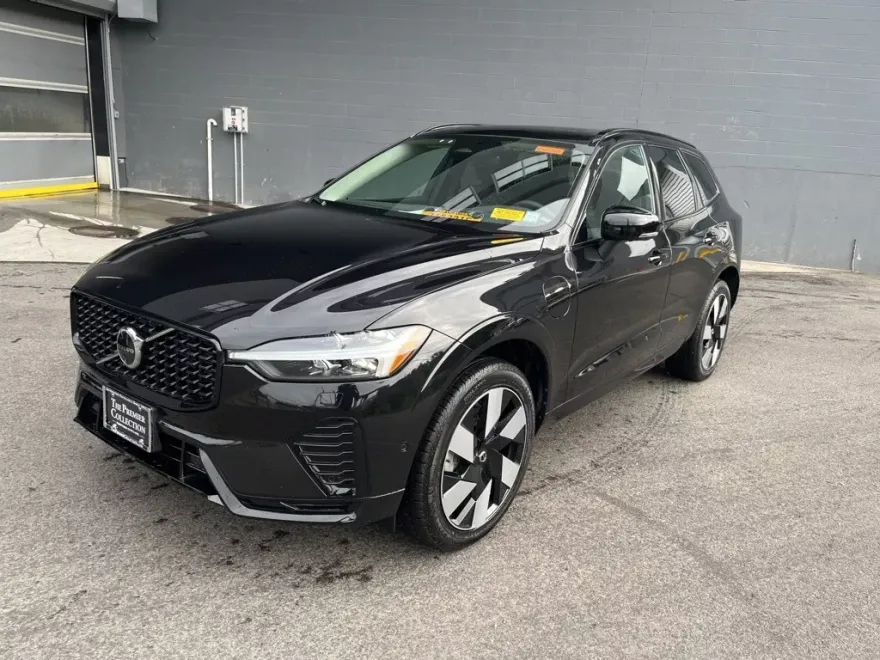 2025 Volvo XC60 Hybrid T8 Plus photo 1