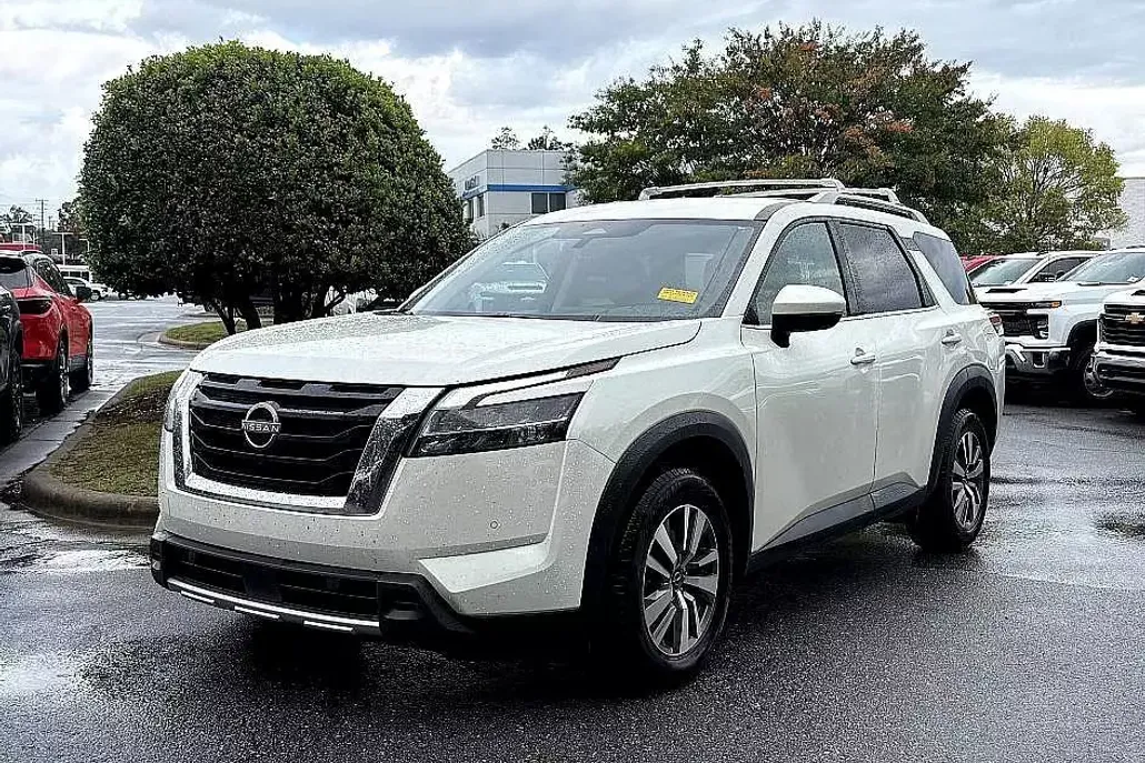 2023 Nissan Pathfinder SL photo 1