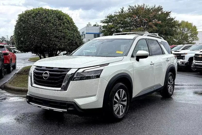 2023 Nissan Pathfinder SL photo 1