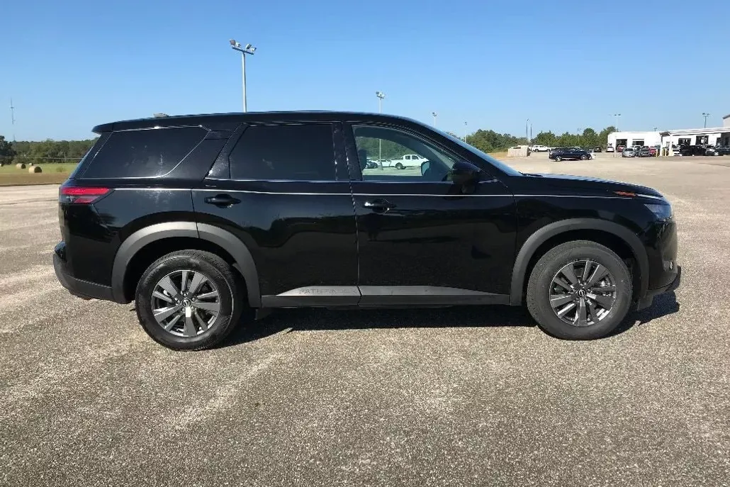2023 Nissan Pathfinder S photo 1