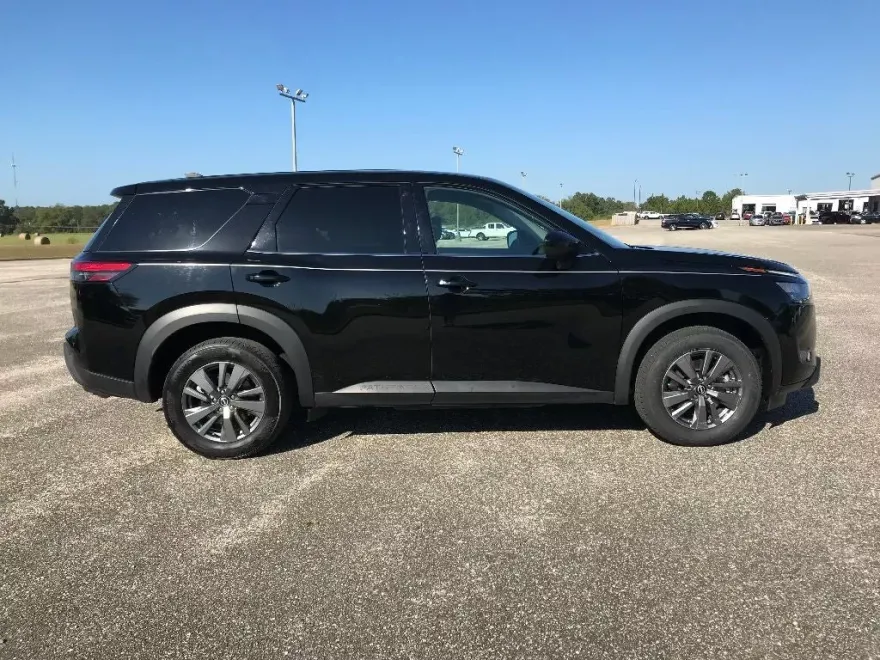 2023 Nissan Pathfinder S photo 1