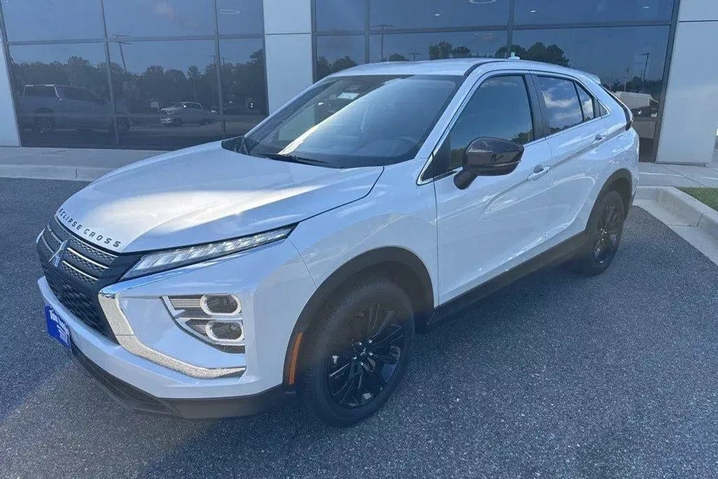 2025 Mitsubishi Eclipse Cross LE photo 1