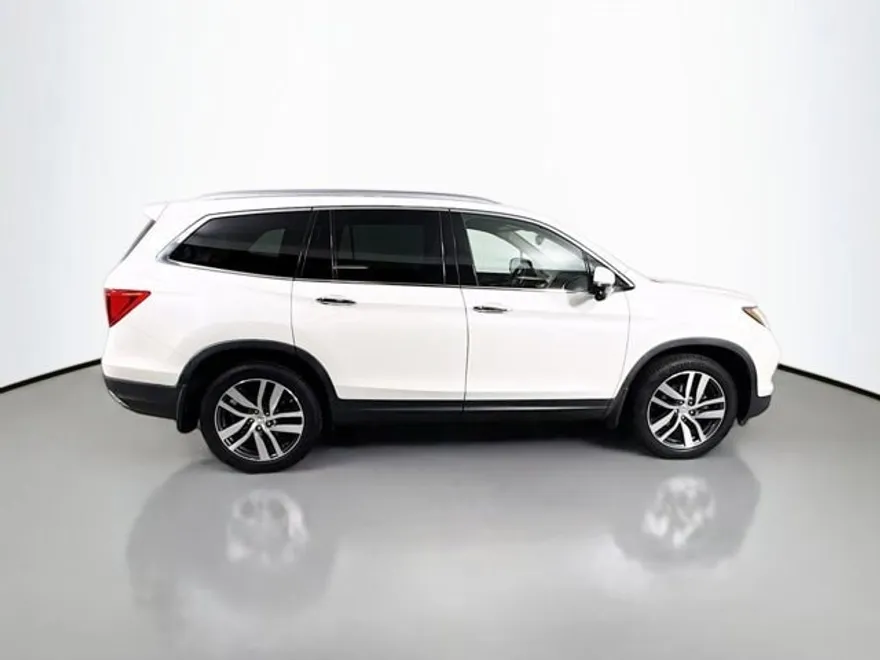 2017 Honda Pilot Touring photo 1