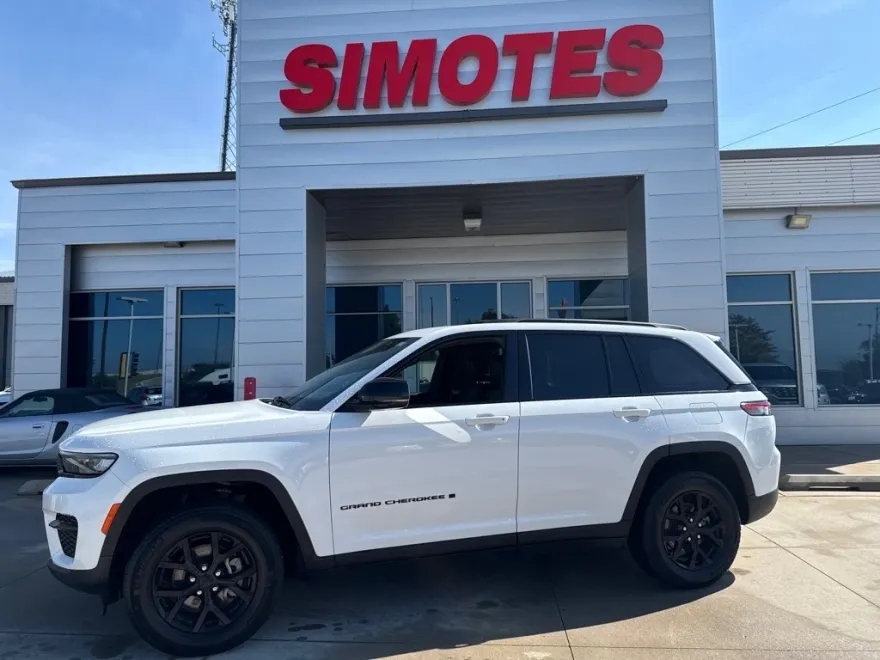2024 Jeep Grand Cherokee Laredo photo 1