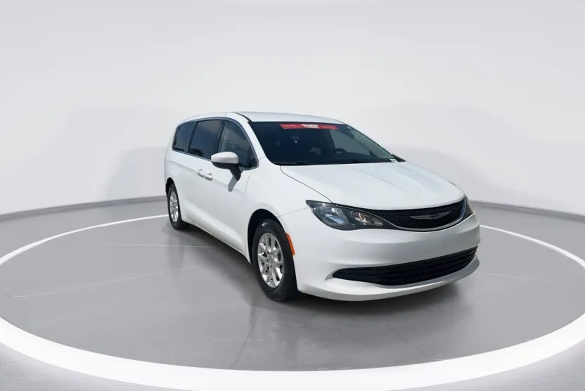 2017 Chrysler Pacifica Touring photo 1