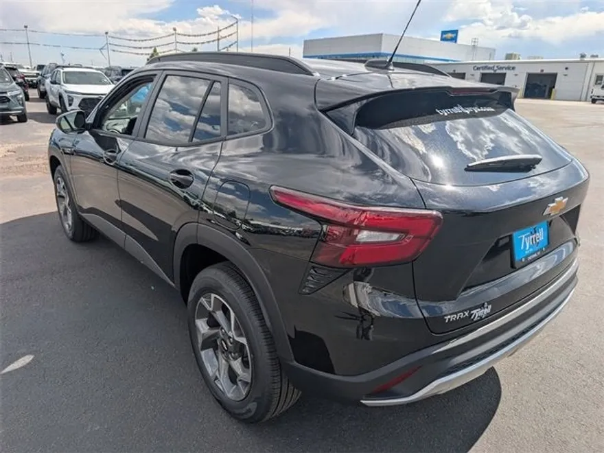2025 Chevrolet Trax LT photo 1