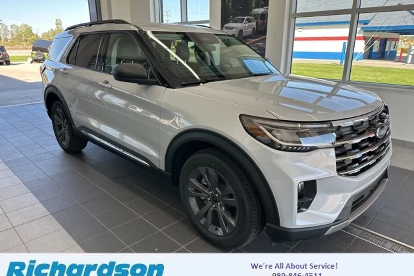 2025 Ford Explorer photo 1