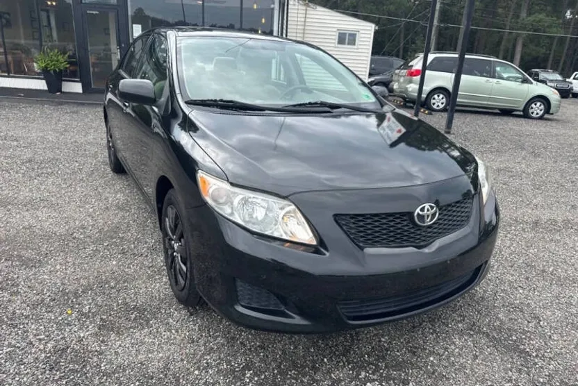 2010 Toyota Corolla LE photo 1
