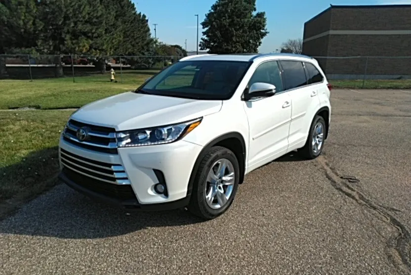 2017 Toyota Highlander Sport photo 1
