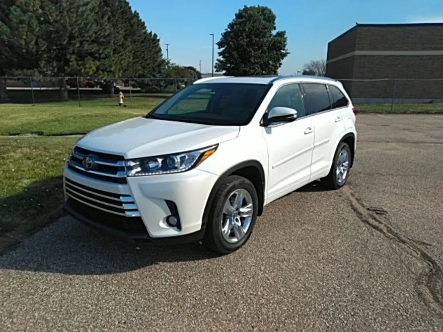 2017 Toyota Highlander Sport photo 1