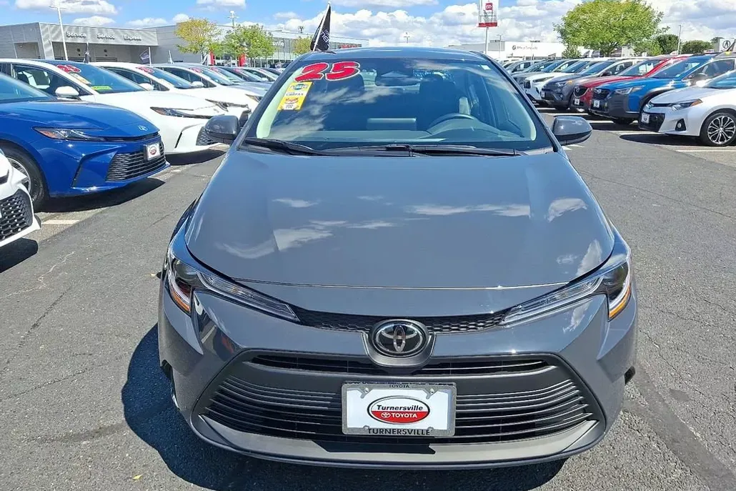 2025 Toyota Corolla LE photo 1