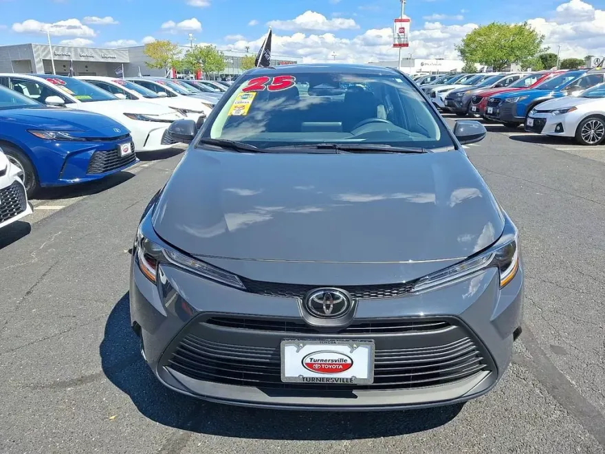 2025 Toyota Corolla LE photo 1