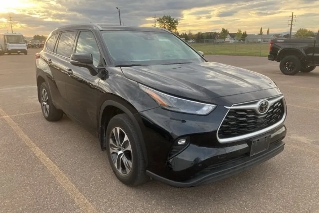 2022 Toyota Highlander XLE photo 1