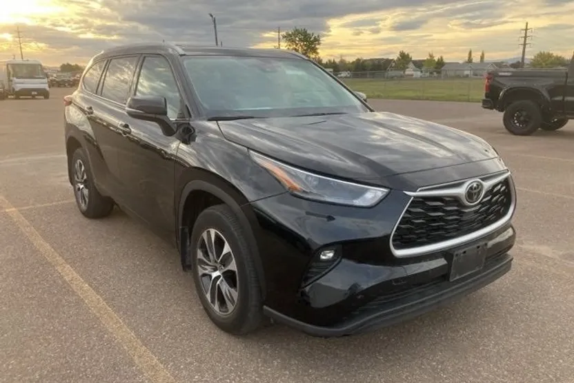 2022 Toyota Highlander XLE photo 1