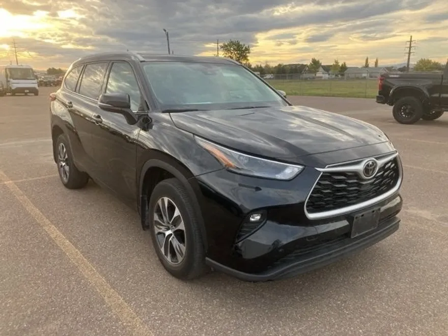 2022 Toyota Highlander XLE photo 1