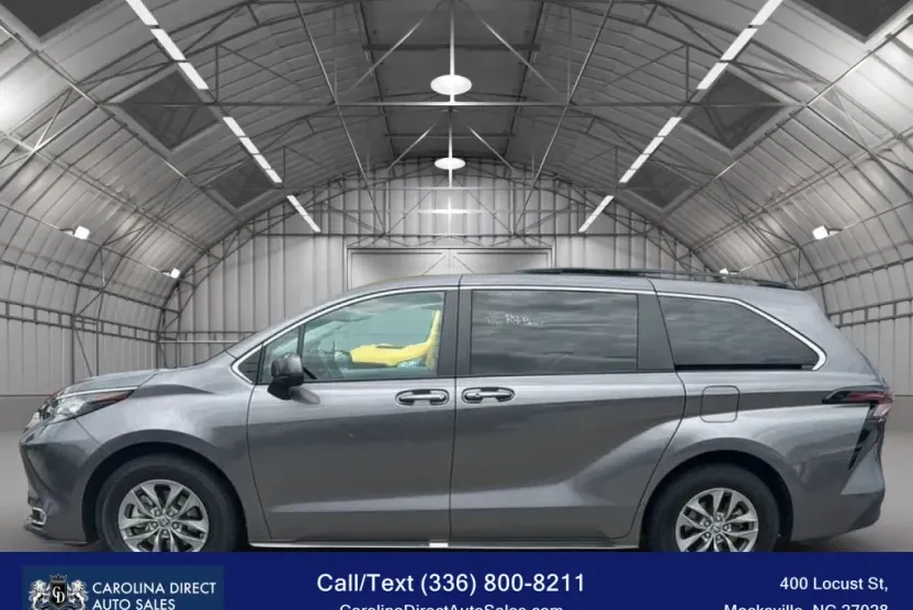 2023 Toyota Sienna XLE photo 1