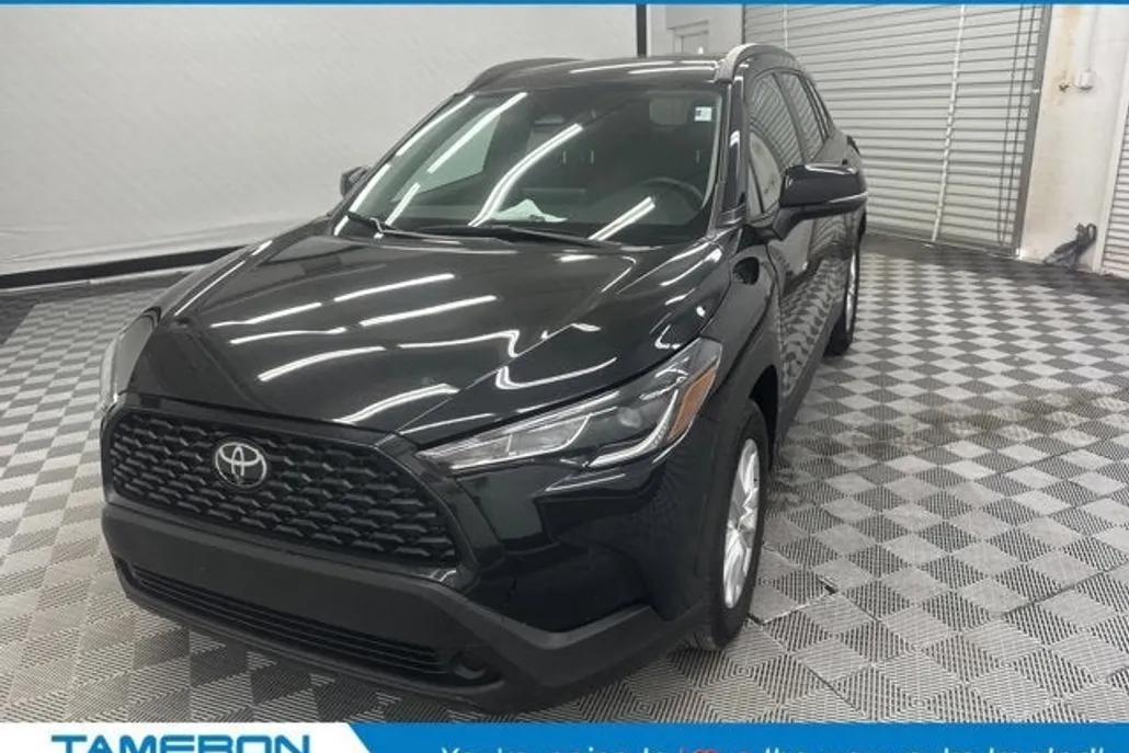 2024 Toyota Corolla Cross LE photo 1