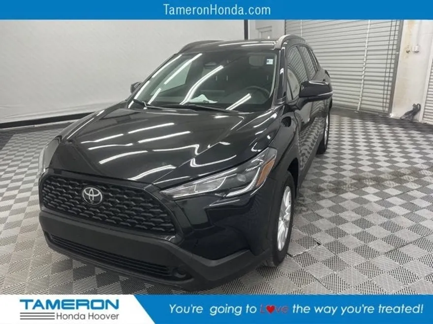 2024 Toyota Corolla Cross LE photo 1