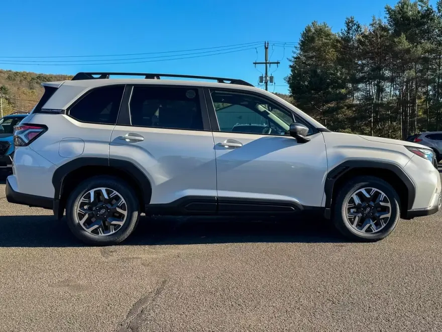 2025 Subaru Forester Premium photo 1