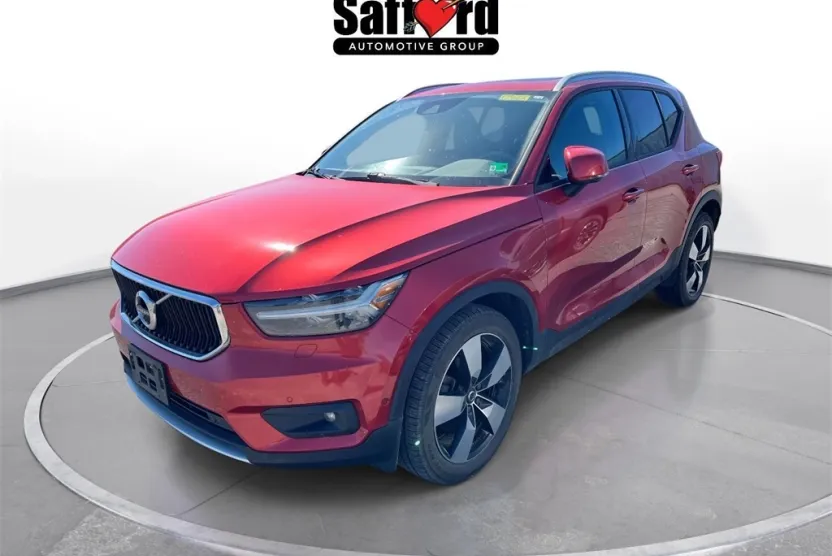 2019 Volvo XC40 Momentum photo 1