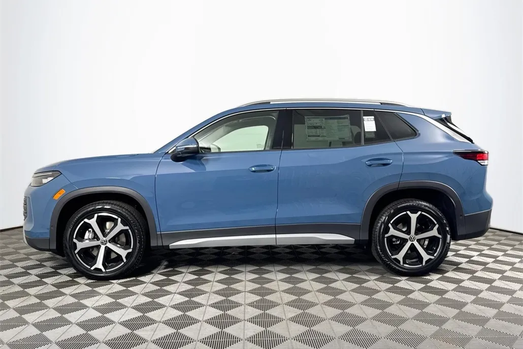 2025 Volkswagen Tiguan SE photo 1