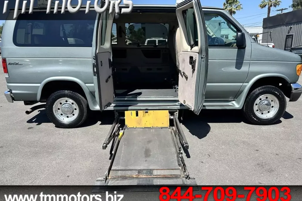 2006 Ford E-350 photo 1