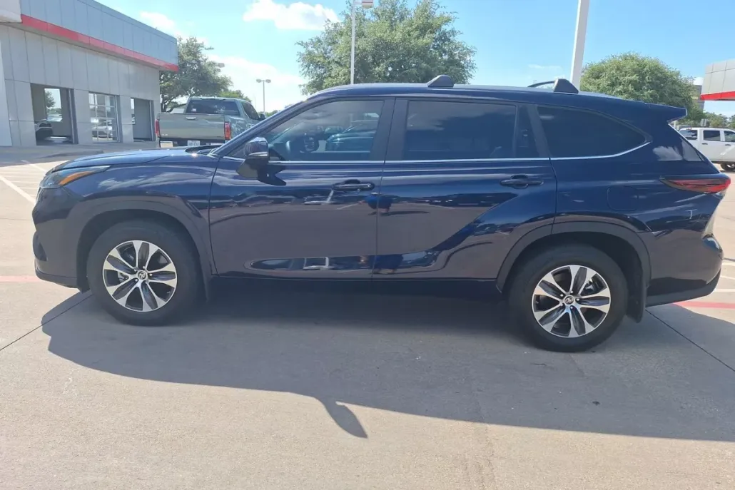 2024 Toyota Highlander XLE photo 1
