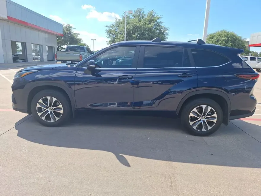 2024 Toyota Highlander XLE photo 1