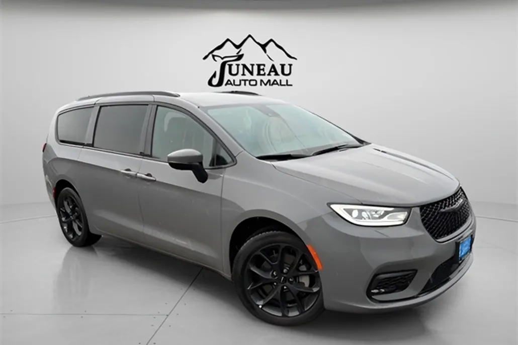2023 Chrysler Pacifica Touring L photo 1