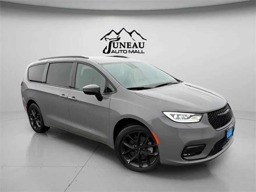 2023 Chrysler Pacifica Touring L photo 1