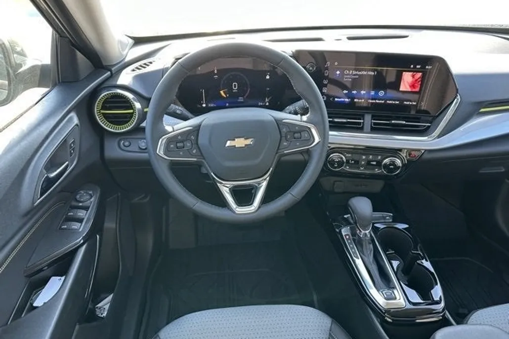 2025 Chevrolet Trax LT photo 1