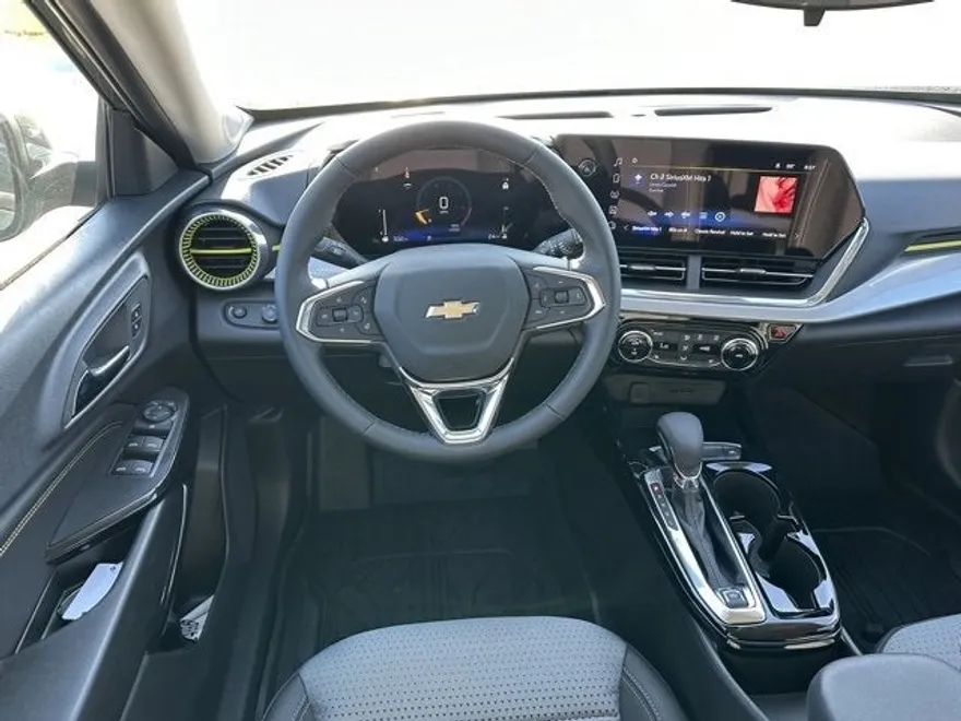 2025 Chevrolet Trax LT photo 1