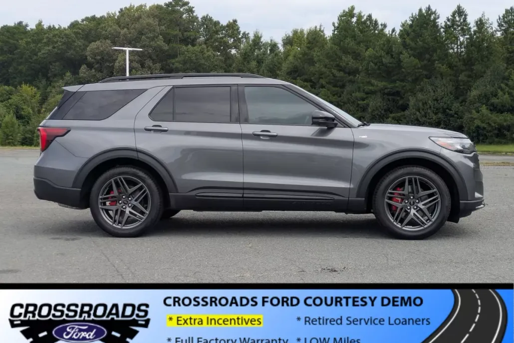 2025 Ford Explorer ST-Line photo 1