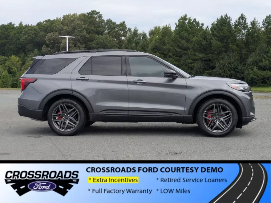 2025 Ford Explorer ST-Line photo 1