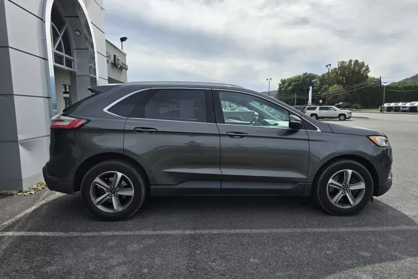 2019 Ford Edge SEL photo 1