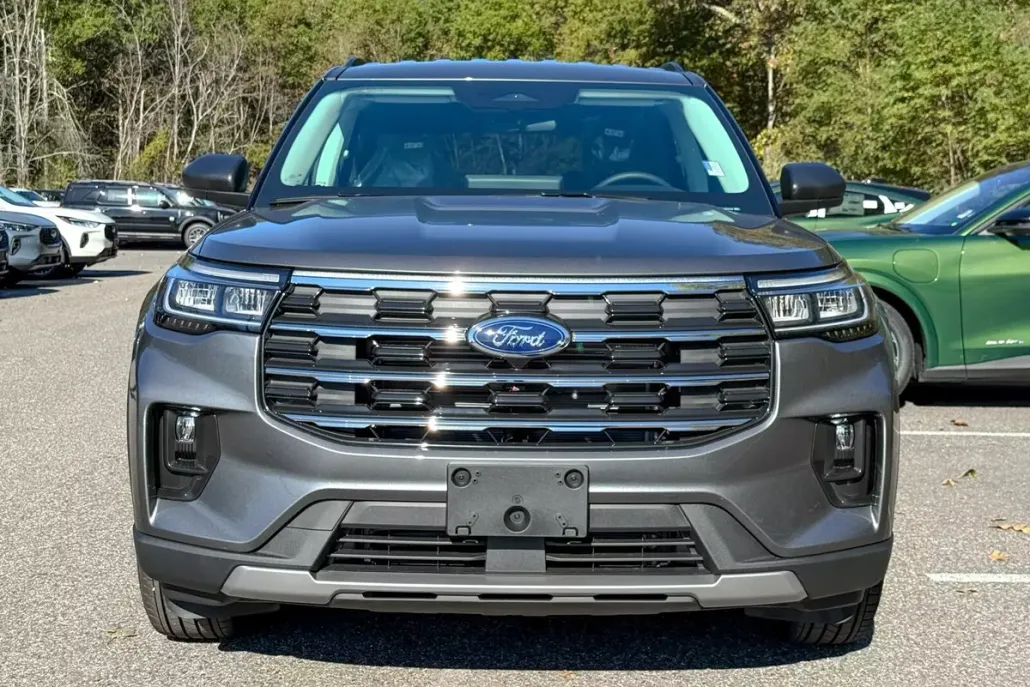 2025 Ford Explorer photo 1