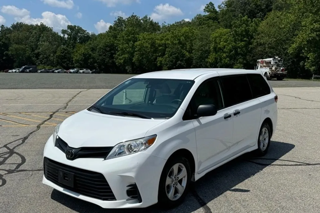2020 Toyota Sienna L photo 1