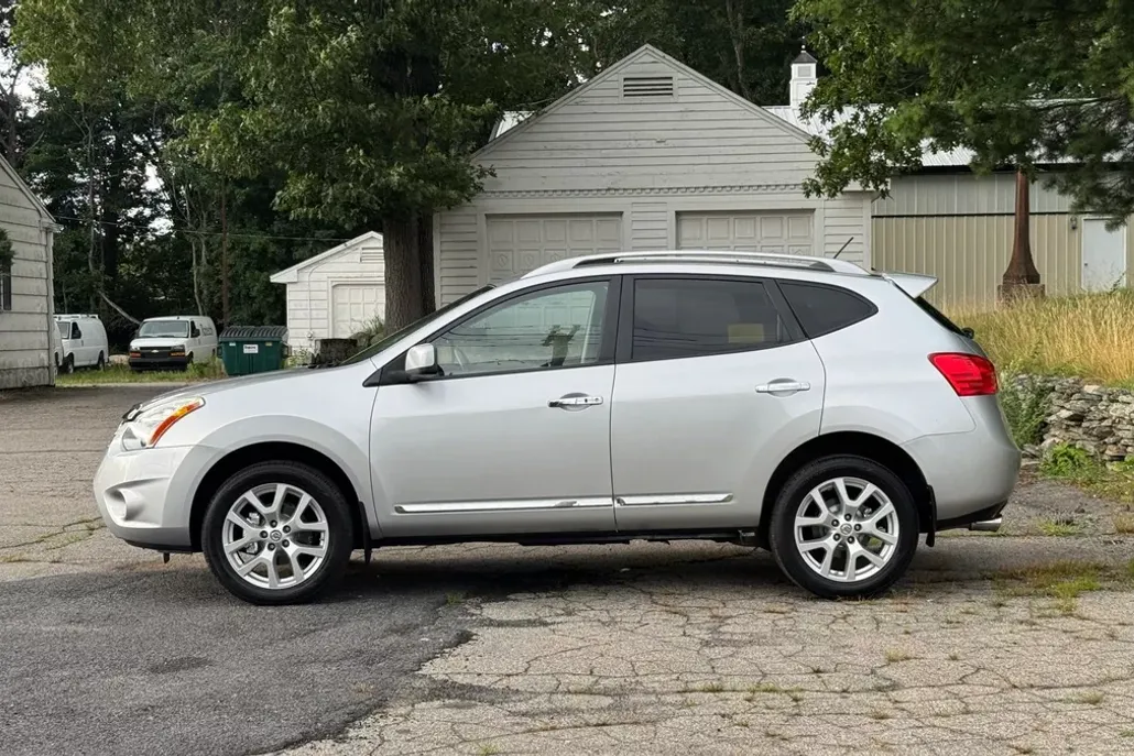 2011 Nissan Rogue SV photo 1