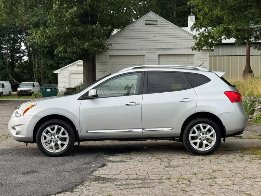 2011 Nissan Rogue SV photo 1