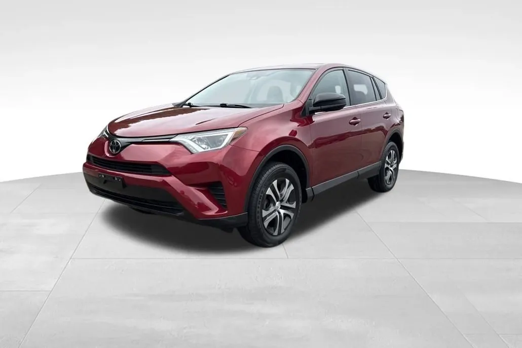 2018 Toyota RAV4 LE photo 1