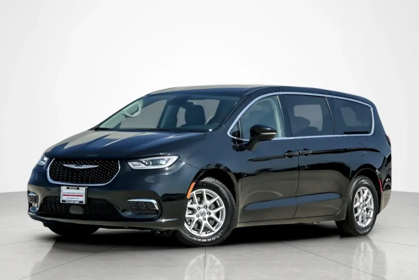 2023 Chrysler Pacifica Touring L photo 1