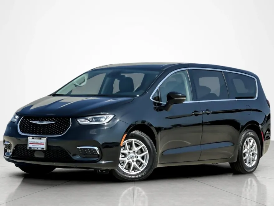 2023 Chrysler Pacifica Touring L photo 1