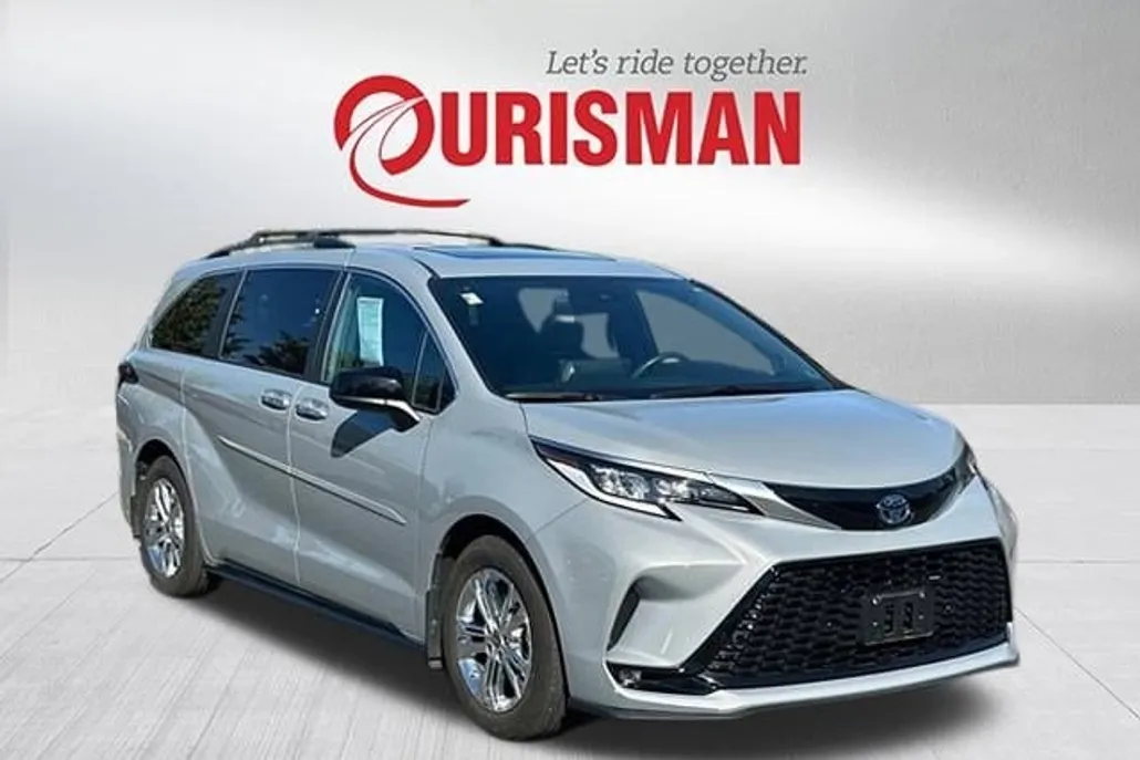 2023 Toyota Sienna XSE photo 1