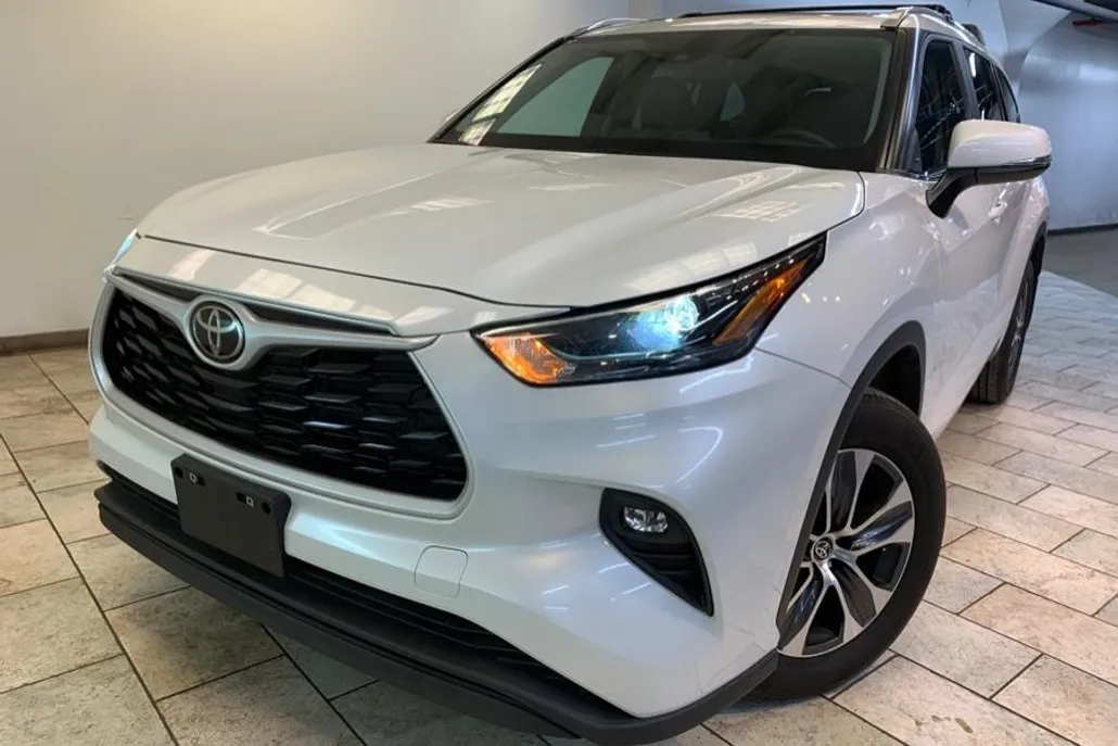 2023 Toyota Highlander XLE photo 1
