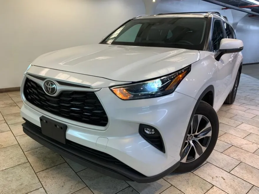 2023 Toyota Highlander XLE photo 1