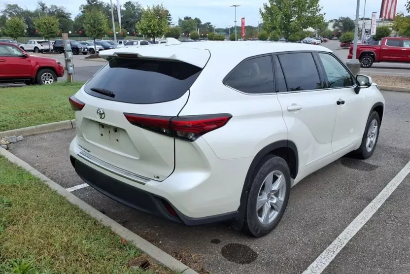 2020 Toyota Highlander LE photo 1